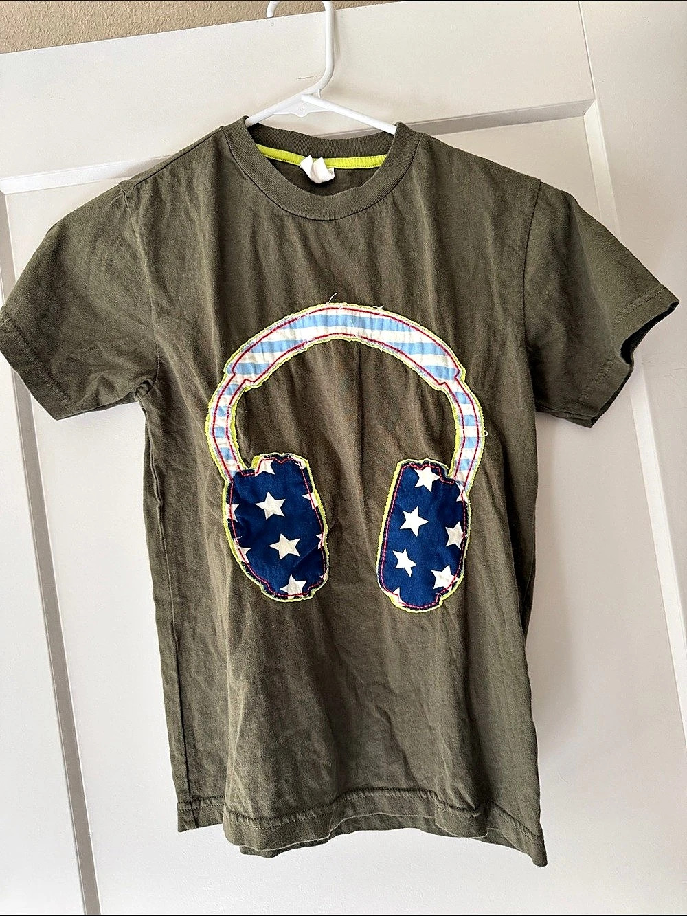 Mini Boden Olive Green Graphic Tee w/ Headphones Appliqué. Size 9-10Y